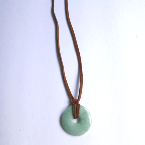 Handmade rare gemstone on brown leather cord - Picture 3 of 3